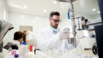 esperti che studiano la bava di lumaca purissima in laboratorio a Roseto Degli Abruzzi