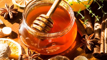 ampolla di miele millefiori naturale e biologico su tavola di legno e spezie a Roseto degli Abruzzi a Teramo