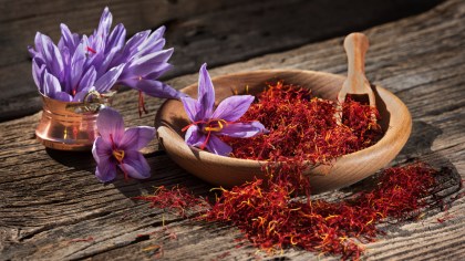 pistilli e fiori di zafferano su ciotola di legno naturale biologico Roseto degli Abruzzi a Teramo